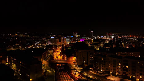 Disparo-De-Un-Dron-Acercándose-Al-Centro-De-Tampere,-Noche-De-Invierno-En-Pirkanmaa,-Finlandia