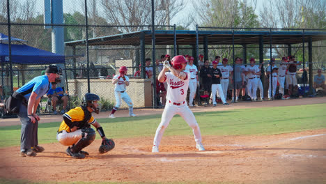 Porträt-Eines-Baseballspielers,-Der-Einen-Aufgeschlagenen-Ball-Auf-Dem-Spielfeld-Schlägt