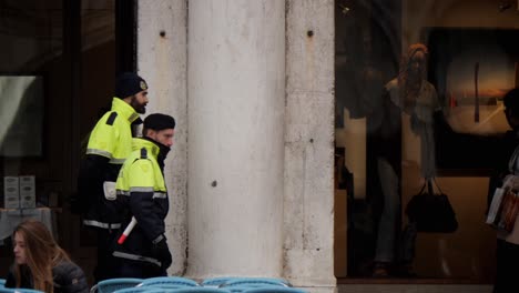 Polizisten-Gehen-Nach-Dem-Abgesagten-Karneval-In-Venedig-Auf-Dem-Markusplatz-Spazieren