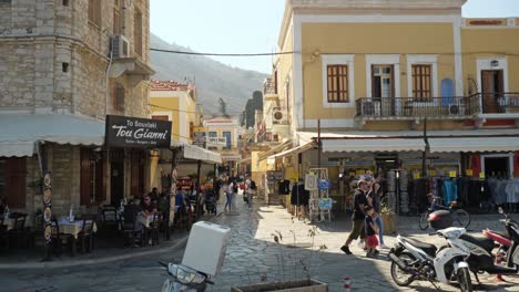 Touristen-Auf-Der-Einkaufsstraße-Des-Farbenfrohen-Ano-Symi