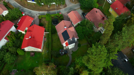 Vista-Aérea-Alrededor-De-Una-Casa-Con-Energía-Solar-En-Un-Barrio-De-Helsinki,-Finlandia