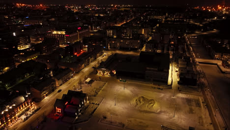 Vista-Aérea-Acercándose-Al-Mercado-De-Oulu,-Noche-De-Invierno-En-Oulu,-Finlandia