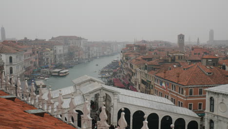 Vista-Panorámica-De-La-Ciudad-De-Venecia-Y-El-Puente-De-Rialto