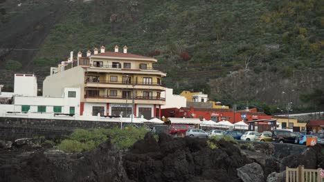 Tráfico-Y-Edificios-En-La-Colina-De-La-Ciudad-De-Garachico.