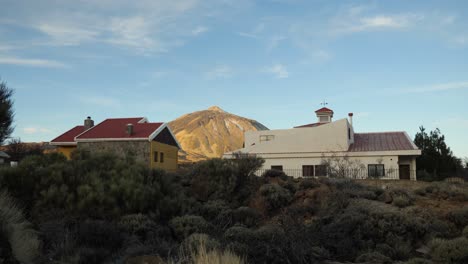 Blick-Auf-Den-Teide-Zwischen-Zwei-Häusern-Im-Teide-Nationalpark