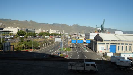 Leere-Straße-In-Santa-Cruz-De-Teneriffa,-Hügel-Im-Hintergrund,-Lieferwagen-Fährt-Vorbei