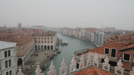 Langsam-Nach-Unten-Kippende-Aufnahme-Auf-Venedig-Von-Der-Terrasse-Des-Rialto-Hotels-An-Einem-Bewölkten-Tag