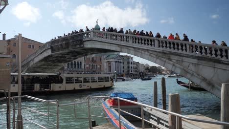 Puente-De-Piedra-Sobre-El-Gran-Canal-De-Venecia-Durante-El-Carnaval,-Lleno-De-Gente