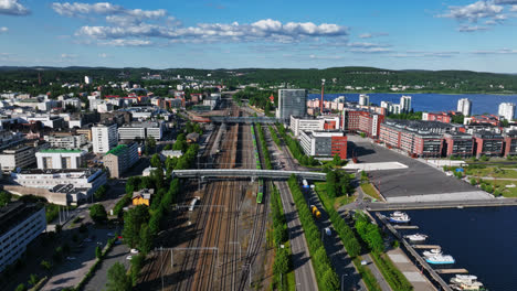 Vista-Aérea-Frente-A-La-Estación-De-Tren-De-Jyvaskyla,-Finlandia---Descendente,-Disparo-De-Drone