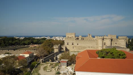 Vista-Panorámica-Del-Palacio-Del-Gran-Maestre-De-Los-Caballeros-De-Rodas,-Turquía-Al-Fondo