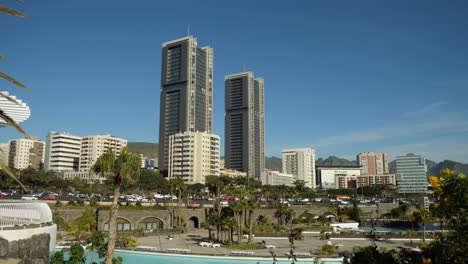 Panoramic-view-of-Santa-Cruz-de-Tenerife,-Car-park-and-water-park-in-foreground