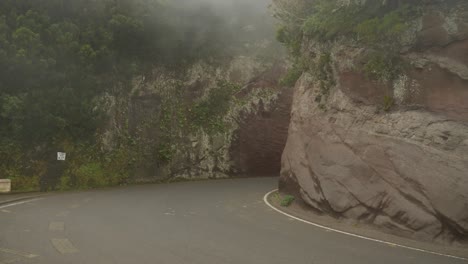 Autos-Kommen-Aus-Einem-Tunnel-Auf-Einer-Nebligen-Straße-Im-Norden-Teneriffas