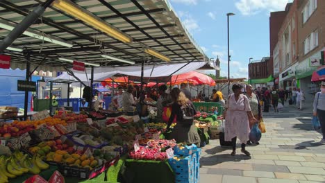 Amplio-ángulo-De-Calado-De-Frutas-Y-Verduras-En-Lewisham-Market,-Al-Sureste-De-Londres,-Reino-Unido