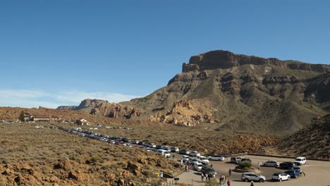 Viele-Autos-Parken-Auf-Der-Straße-Am-Berg-Guajara