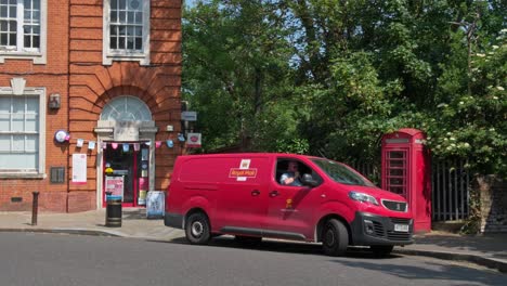 El-Cartero-Conduce-Una-Furgoneta-Roja-Fuera-De-La-Oficina-De-Correos-De-Blackheath-Village-En-Una-Tarde-De-Verano