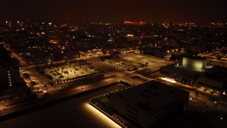 Vista-Aérea-Hacia-La-Plaza-Del-Mercado-Iluminada-De-Oulu,-Noche-De-Invierno-En-Finlandia