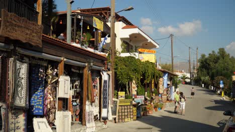 Colorida-Vista-De-La-Calle-Del-Tranquilo-Pueblo-De-Siana,-Rodas