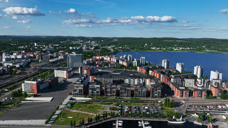 Vista-Aérea-De-Los-Apartamentos-En-La-Zona-De-Lutakko,-Día-De-Verano-En-Jyvaskyla,-Finlandia