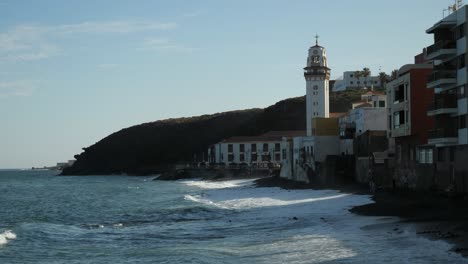 Costa-Del-Pueblo-De-Candelaria-Con-La-Torre-De-La-Basílica