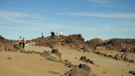 Touristen-Auf-Den-Felsen-Im-Nationalpark-Teide,-Teneriffa