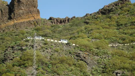 Jeeps-Kommen-Die-Schmale-Straße-In-Den-Bergen-Teneriffas-Entlang