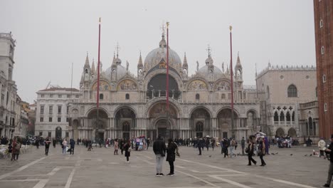 Menschen-Auf-Dem-Markusplatz-Und-Der-Basilika-Im-Hintergrund-Nach-Dem-Abgesagten-Karneval