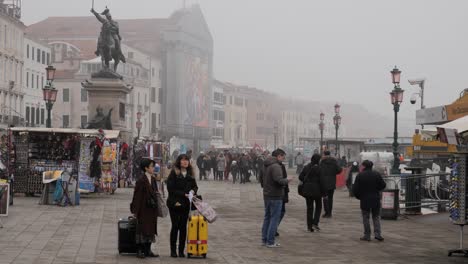 Turistas-Y-Vendedores-Cerca-Del-Muelle-En-El-Paseo-Marítimo-De-Venecia,-Cerca-De-La-Plaza-De-San-Marcos-Después-Del-Carnaval-Cancelado