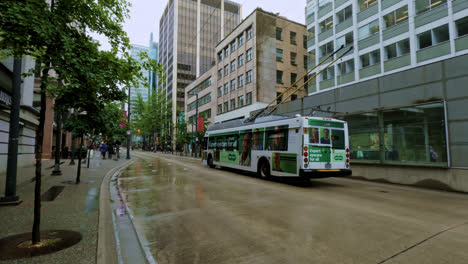 Trolebuses-De-Vancouver-Circulando-Por-La-Calle-En-El-Centro-De-La-Ciudad-En-Un-Día-Lluvioso,-Transporte-Público