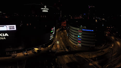 Vista-Aérea-Con-Vistas-Al-Tráfico-En-Ratapihankatu,-Noche-En-Tampere,-Finlandia---Reversa,-Disparo-De-Drone