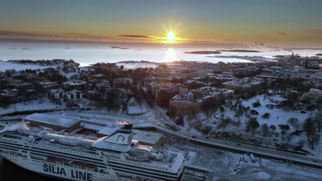 Luftaufnahme-Mit-Blick-Auf-Den-Verkehr-Auf-Der-Straße-E75,-Winterabend-In-Helsinki,-Finnland---Verfolgung,-Drohnenaufnahme