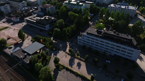 Vista-Aérea-Alrededor-De-Las-Calles-Del-Centro-De-La-Ciudad-De-Jyvaskyla,-Día-Soleado-De-Verano-En-Finlandia