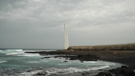 Faro-Blanco-Y-Moderno-En-La-Costa-De-Punta-Del-Hidalgo,-Tenerife