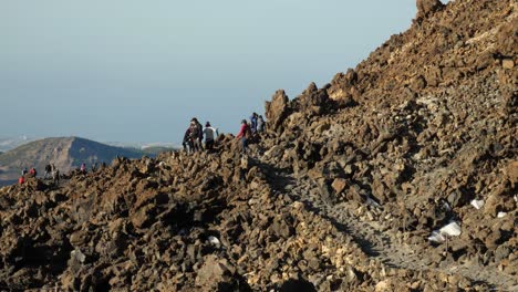 Wanderer-Auf-Dem-Felsigen-Weg-Auf-Dem-Teide