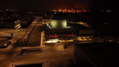 Vista-Aérea-Que-Rodea-El-Teatro-Iluminado-De-Oulu,-Noche-De-Invierno-En-Finlandia