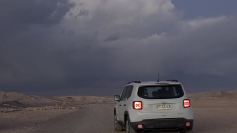 Coche-Conduciendo-Hacia-Un-Rayo-En-El-Desierto-De-Atacama,-Chile