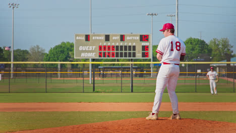 Pitcher-Wirft-Den-Baseball-Mit-Anzeigetafel-Im-Hintergrund