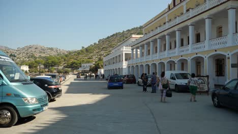 Streetview-Del-Pequeño-Pueblo,-Panormitis-En-La-Isla-Symi.