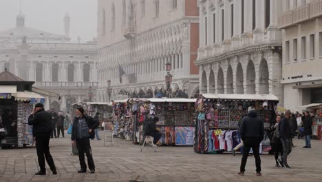 Vendedores-Ambulantes-En-El-Puerto-De-Venecia,-Cerca-De-La-Plaza-De-San-Marcos-Después-Del-Carnaval-Cancelado-En-Una-Mañana-Brumosa