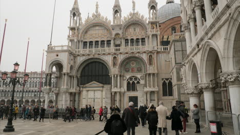 Menschen,-Die-Am-Letzten-Tag-Des-Karnevals-In-Venedig-Auf-Dem-Geschlossenen-Teil-Des-Platzes-Vor-Der-Markusbasilika-Spazieren