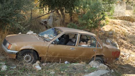 Viejo-Y-Oxidado-Accidente-Automovilístico-Abandonado,-Opel-Rekord,-Con-El-Parabrisas-Roto,-Al-Costado-De-La-Carretera-En-La-Isla-Symi