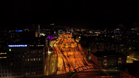 Vista-Aérea-Hacia-La-Estación-De-Tren,-Noche-De-Invierno-En-El-Centro-De-Tampere,-Finlandia