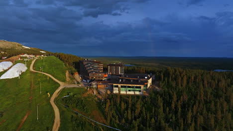 Vista-Aérea-Alrededor-Del-Hotel-Levi-Panorama-Resort,-Tarde-De-Verano-En-Laponia,-Finlandia---órbita,-Disparo-De-Drone