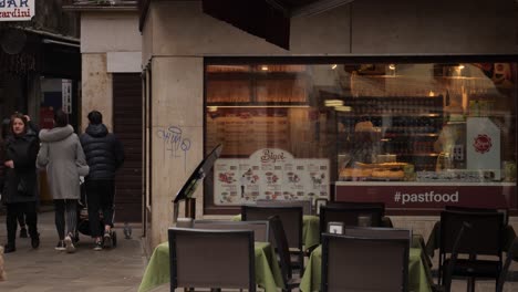 People-passing-by-a-fast-food-restaurant-in-Venice