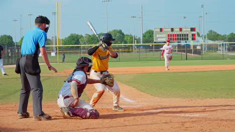 Baseballspieler-Steht-Auf-Der-Home-Plate,-Schwingt-Einen-Schläger-Und-Schlägt-Den-Ball-In-Zeitlupe,-Florida,-USA