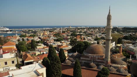 Parnomarischer-Blick-Auf-Die-Altstadt-Von-Rhodos,-Süleyman-Moschee-Im-Vordergrund,-Meer-Im-Hintergrund