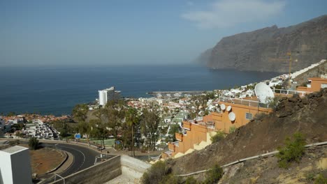 Die-Stadt-Los-Gigantes-Und-Die-Riesigen-Felsformationen-Im-Hintergrund