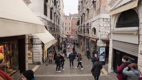 Mirando-Hacia-La-Concurrida-Calle-Desde-El-Puente-De-Rialto-Después-Del-Carnaval-Cancelado,-Muchas-Personas-Usan-Máscaras-Protectoras-Debido-Al-Brote-De-Coronavirus