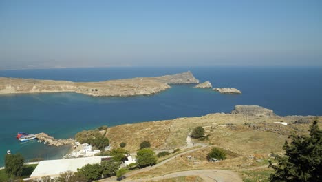 Vista-Panorámica-De-La-Bahía,-La-Playa-De-Pallas-Y-Los-Pequeños-Islotes-De-La-Acrópolis-De-Lindos.