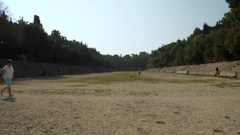 Turistas-En-El-Antiguo-Estadio-De-La-Acrópolis-De-Rodas