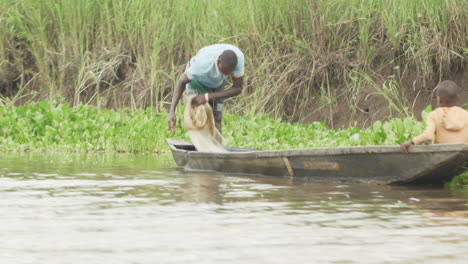 Niño-Y-Padre-En-Canoa-Pescando